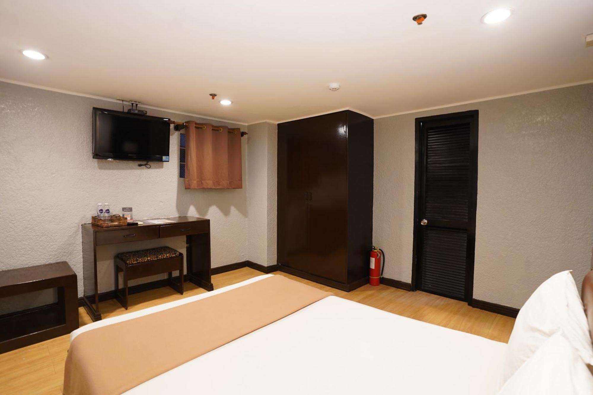 RedDoorz Premium at Arzo Hotel Manila Exterior foto
