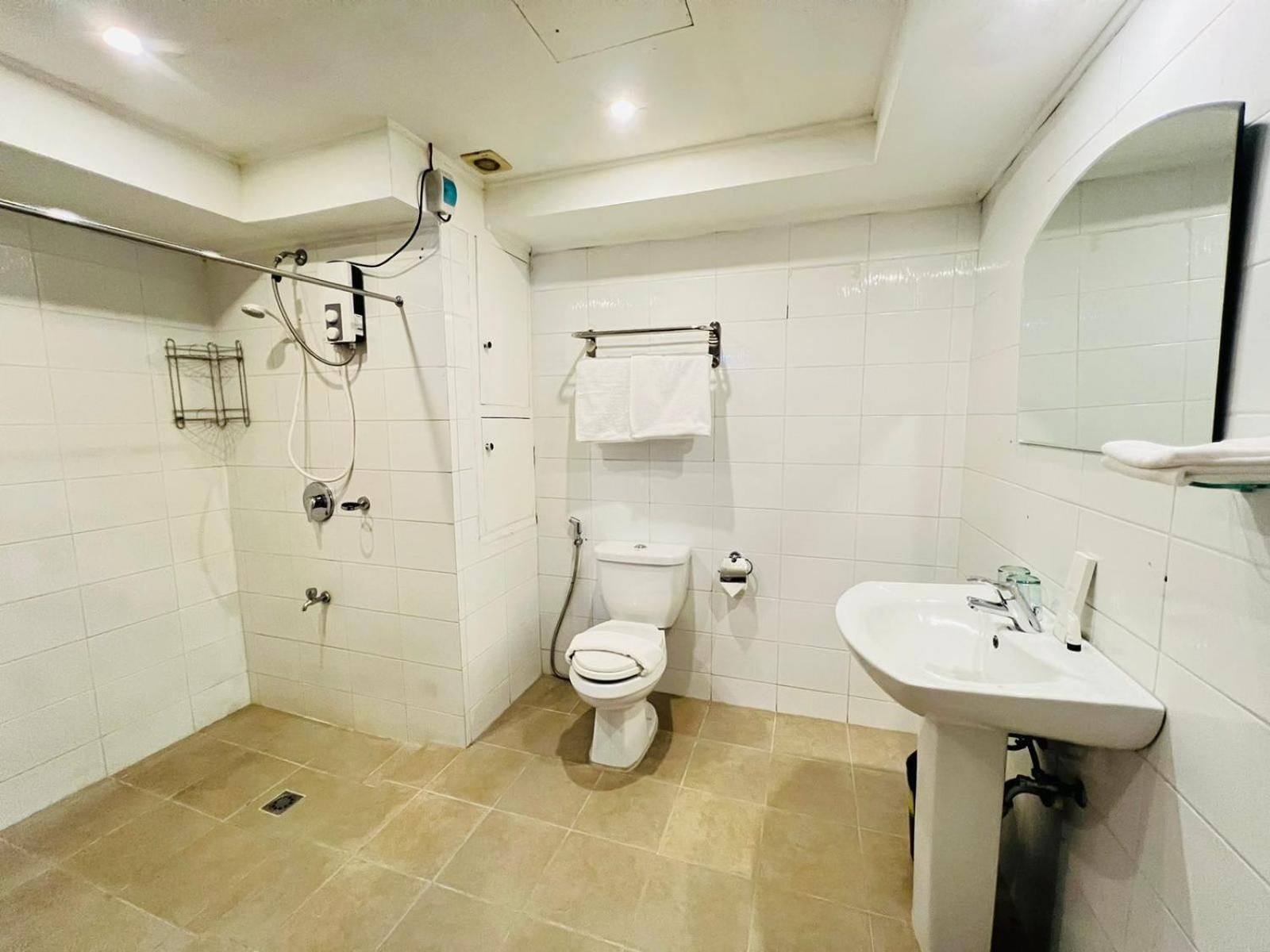 RedDoorz Premium at Arzo Hotel Manila Exterior foto